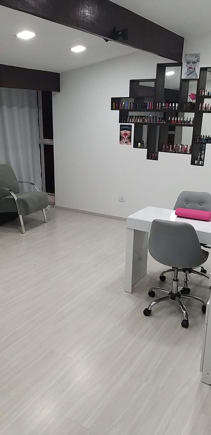 Estacao de manicure da Esmalteria Elegancy, limpa e organizada