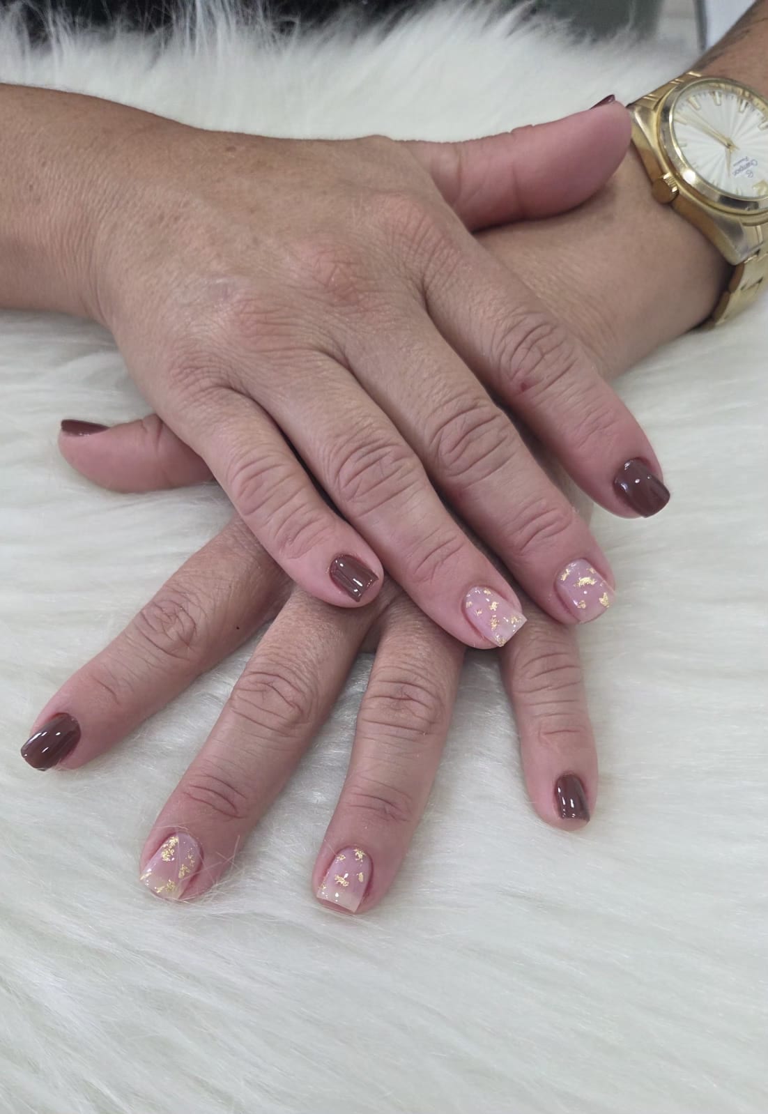 Unhas em marrom chocolate com detalhes em folha de ouro