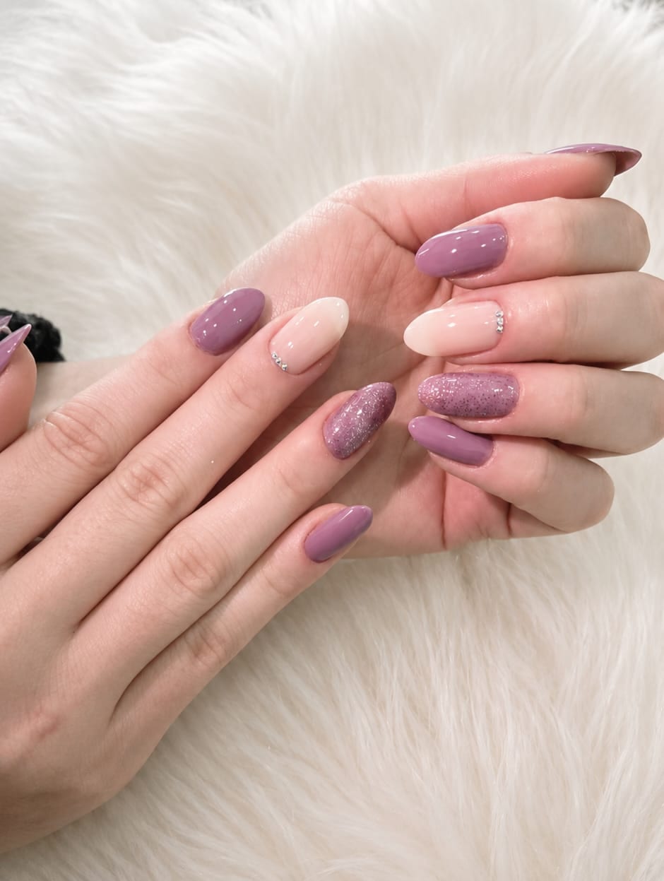 Unhas em lilas com nude e pedrinhas delicadas