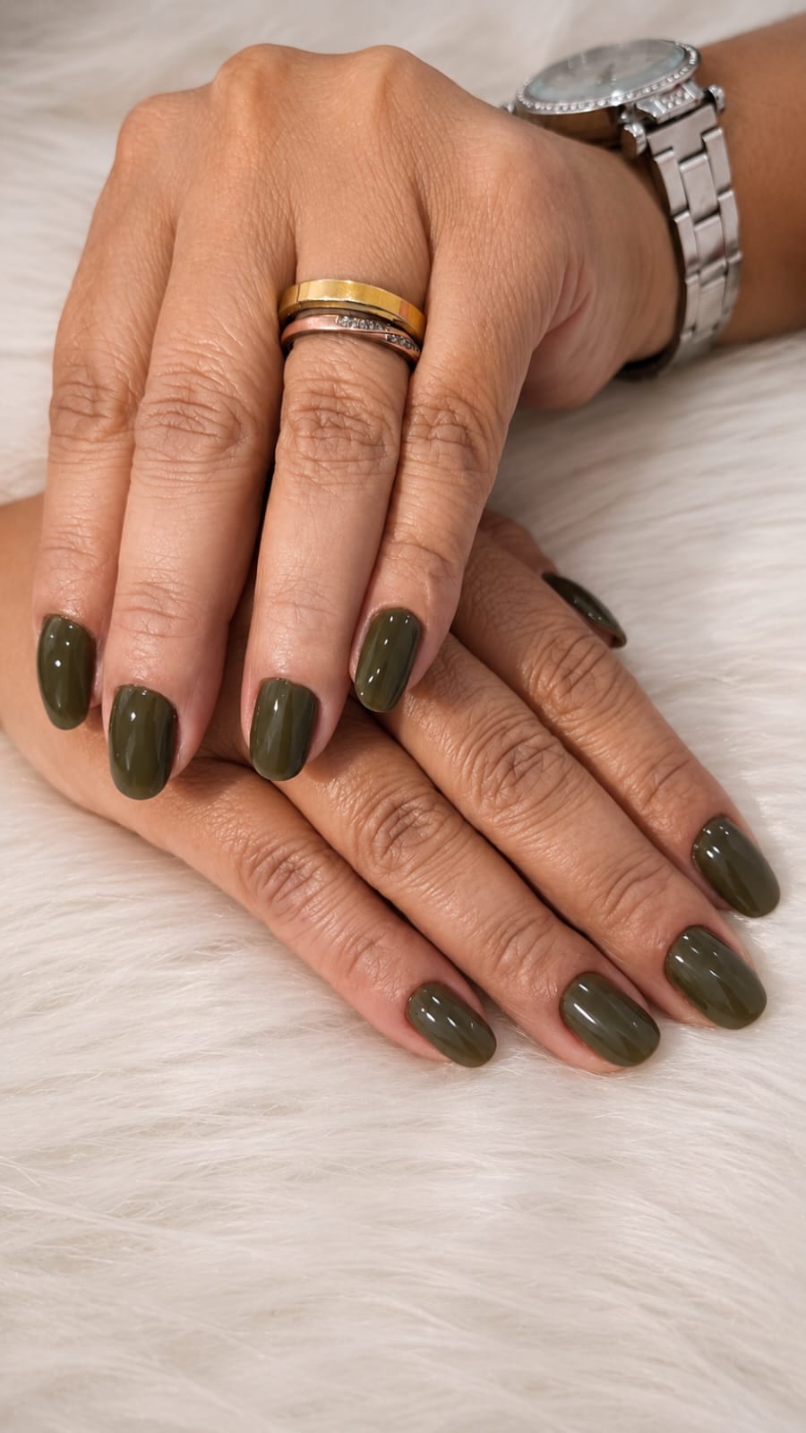 Unhas em gel verde militar brilhante