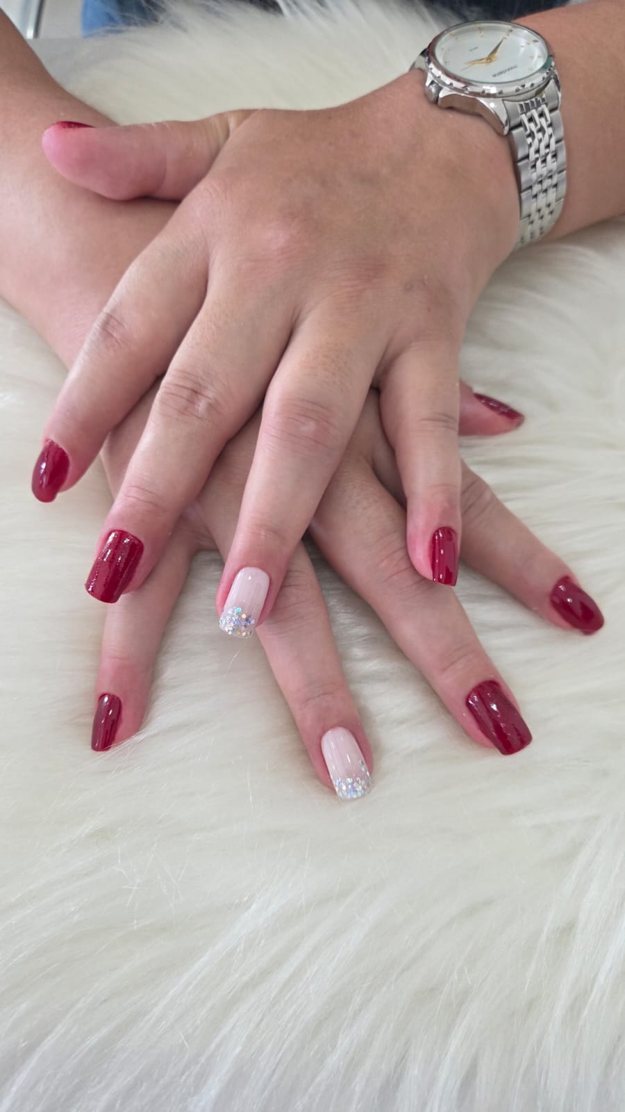 Unhas em vermelho classico com glitter prata