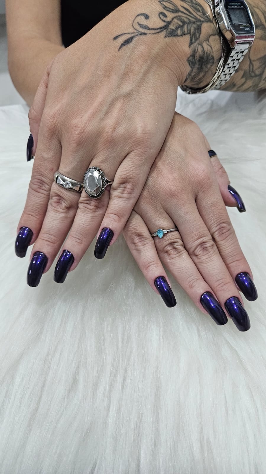 Unhas longas em roxo metalico cromado
