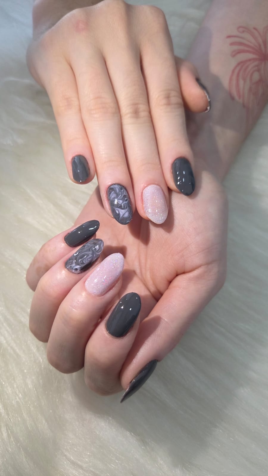 Unhas em cinza chumbo com efeito marmore