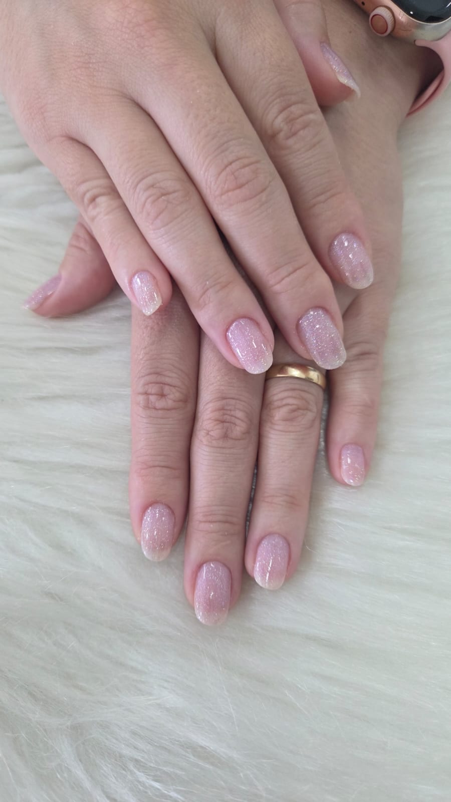 Maos com esmaltacao em gel nude com brilho delicado, acabamento natural e elegante