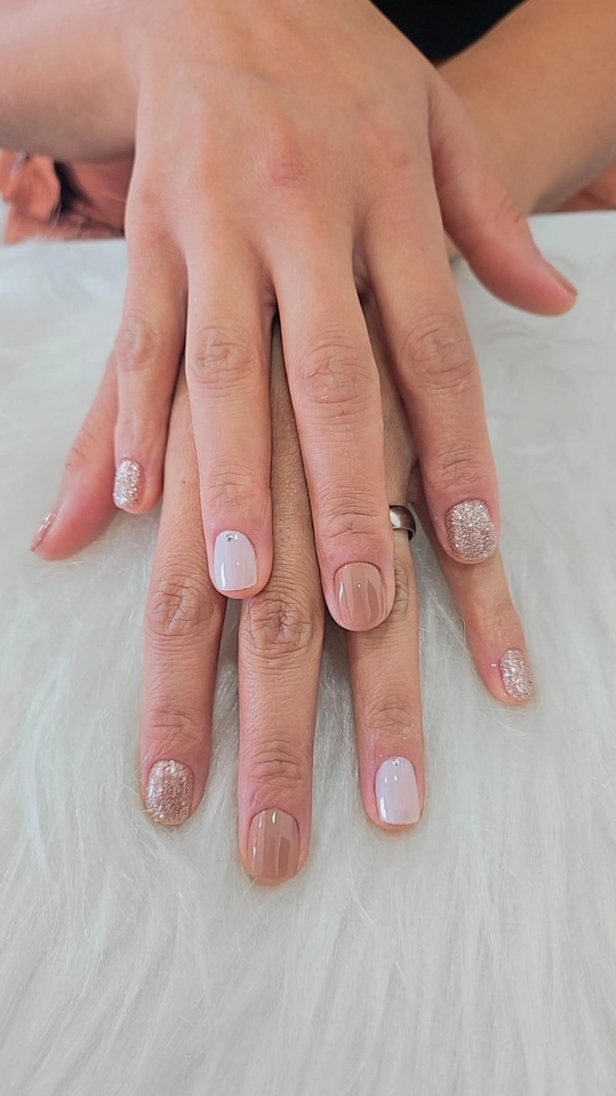 Unhas em rose gold mix com glitter